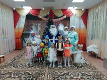 Ногодний утренник группа Пчелки"